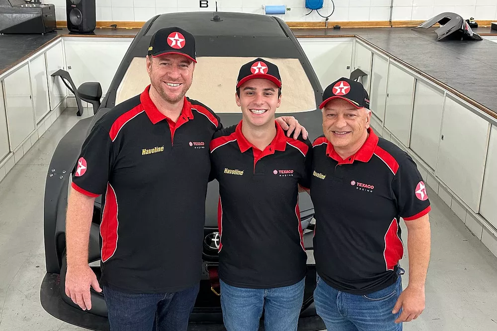 Paulo Gomes, diretor de marketing da Texaco, piloto Felipe Baptista e chefe de equipe William Lube