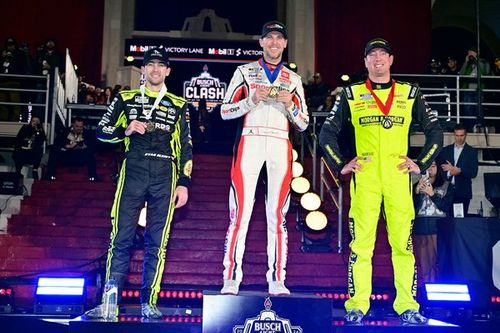 Hamlin contiene a Busch y gana el L.A. Clash de NASCAR