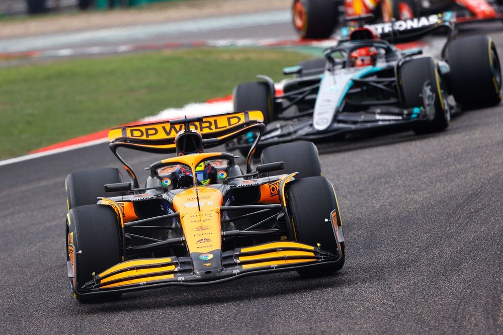 Oscar Piastri, McLaren MCL38, leads George Russell, Mercedes F1 W15