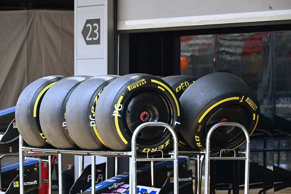 Des pneus Pirelli devant le stand Alpine