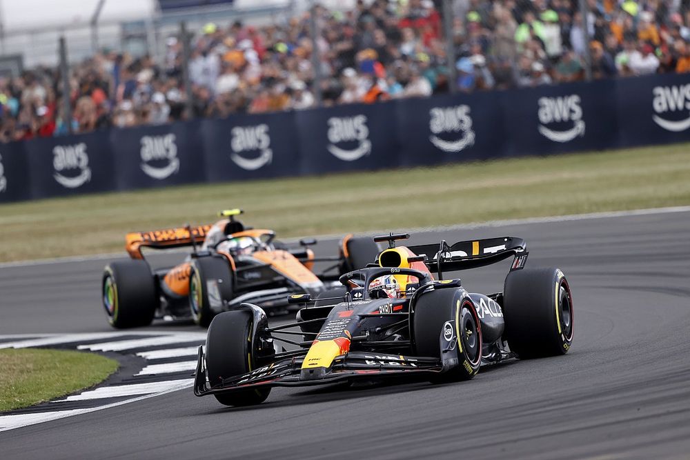 Max Verstappen, Red Bull Racing RB19, Lando Norris, McLaren MCL60