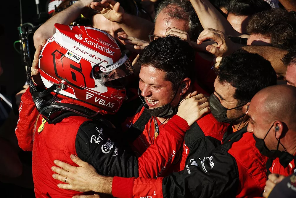 Charles Leclerc, Ferrari, 1&ordf; posici&oacute;n, celebra con su equipo en el Parc Ferme