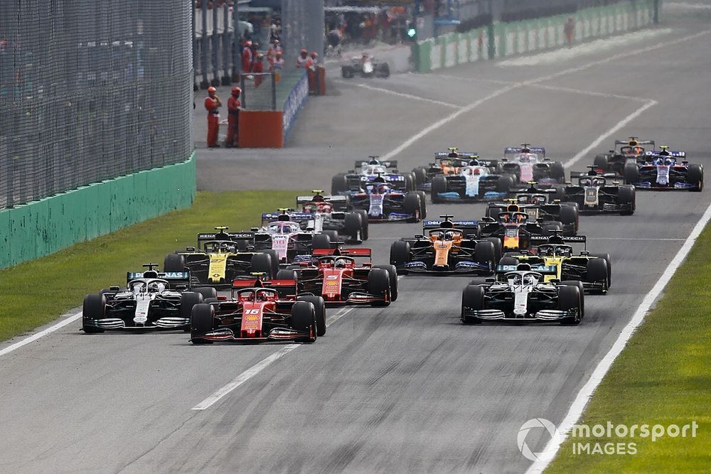 Charles Leclerc, Ferrari SF90 devant Lewis Hamilton, Mercedes AMG F1 W10 et Valtteri Bottas, Mercedes AMG W10 au d&eacute;part
