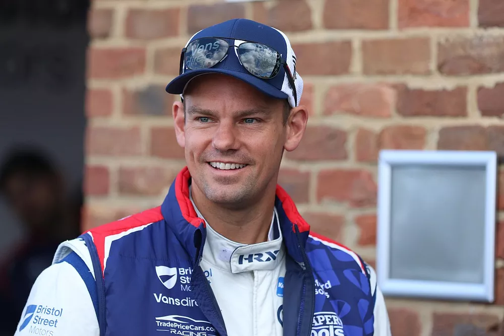 Tom Chilton, Bristol Street Motors with EXCELR8 TradePriceCars.com Hyundai i30N 