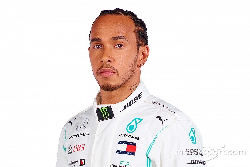 Hamilton kiugrott egy repülőből, és megvan neki a 10 millió követő az Instagramon