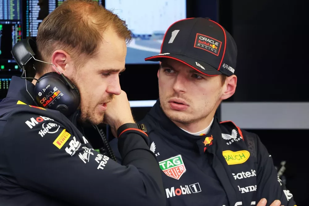 Max Verstappen, Red Bull Racing RB21, con Tom Hart, ingeniero de rendimiento de Red Bull Racing