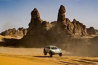 Button se baja del coche de la Extreme E en la segunda cita