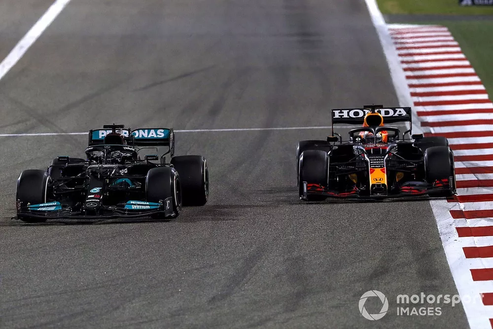 Lewis Hamilton, Mercedes W12 Max Verstappen, Red Bull Racing RB16B 
