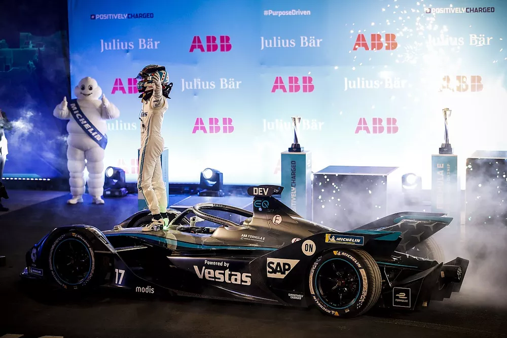 Racewinnaar Nyck de Vries, Mercedes Benz EQ viert de overwinning in parc ferm&eacute;