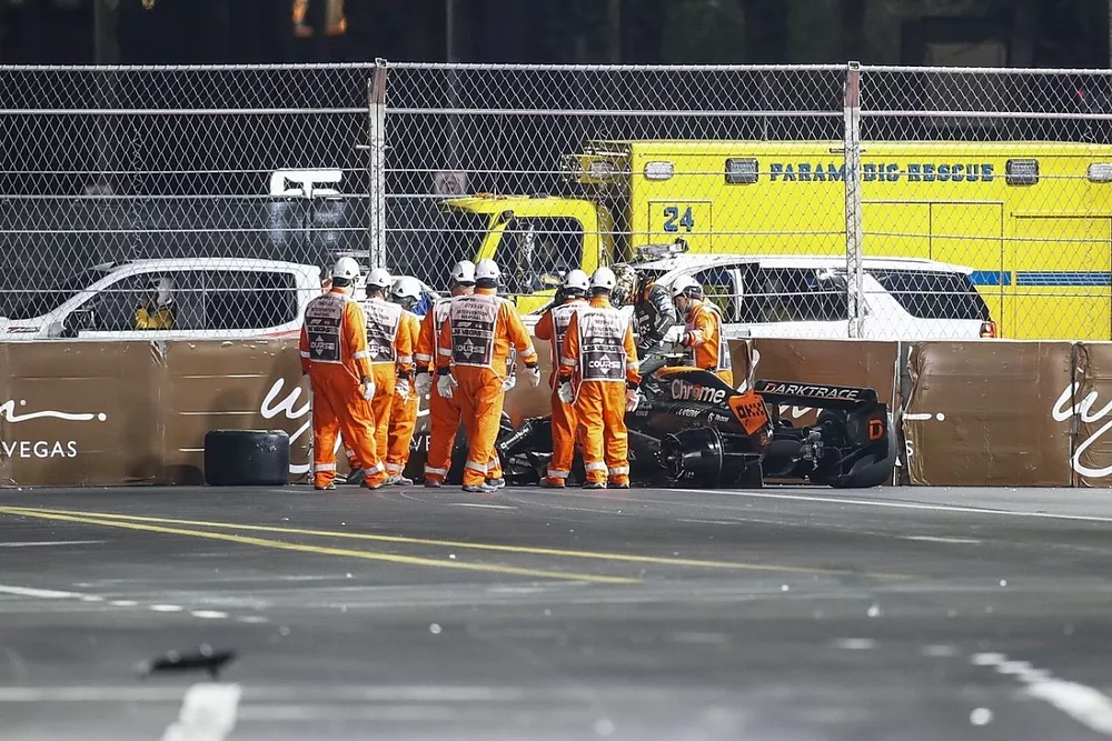 Marshals helpen Lando Norris, McLaren MCL60, nadat hij is uitgevallen
