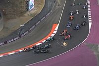 VIDEO: Los dos pilotos de Mercedes chocan entre ellos en Qatar 