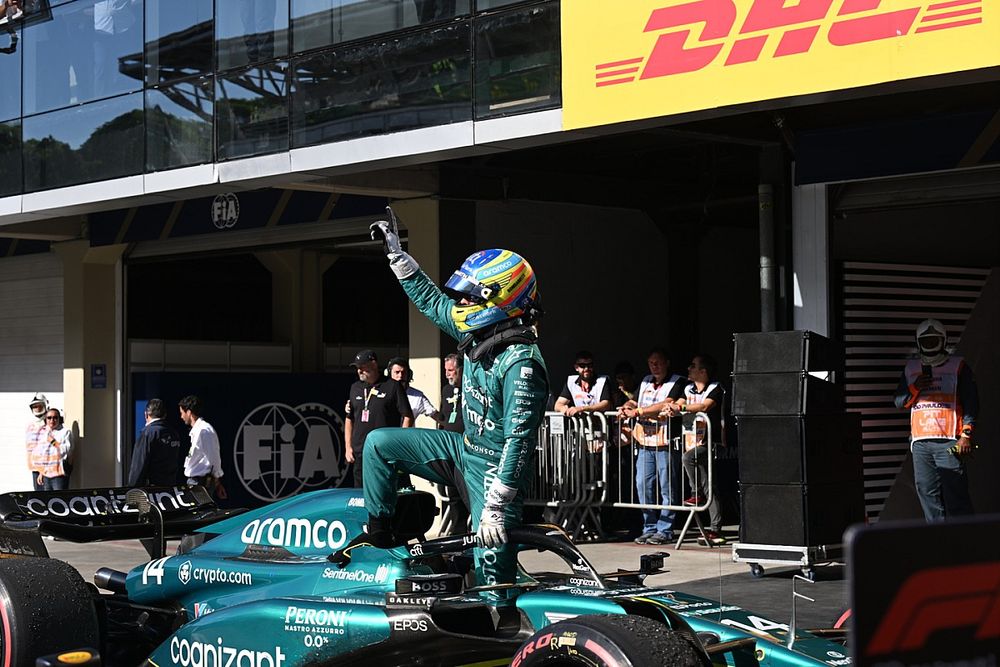 Fernando Alonso, Aston Martin F1 Team, 3&ordf; posici&oacute;n, celebra su llegada al Parc Ferme
