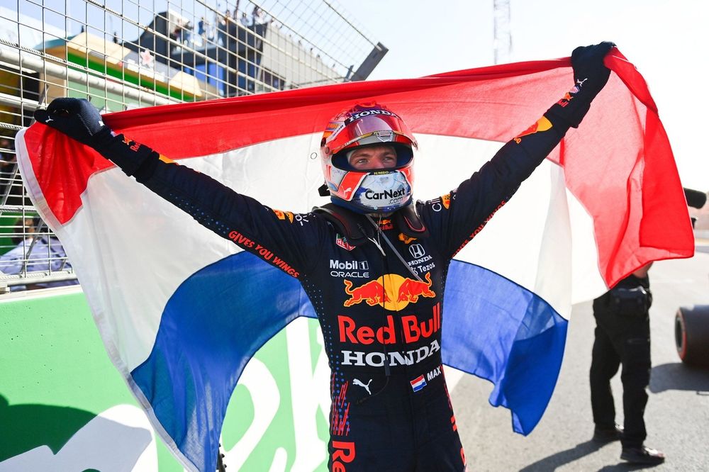 Ganador Max Verstappen, Red Bull Racing celebra en Parc Ferme