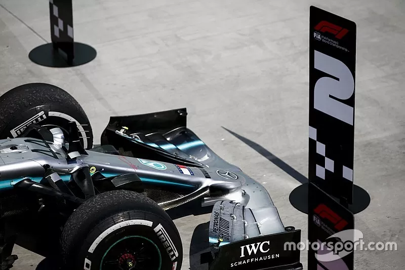 Number 2 in front of the car of Lewis Hamilton, Mercedes AMG F1 after Sebastian Vettel, Ferrari moves the signs