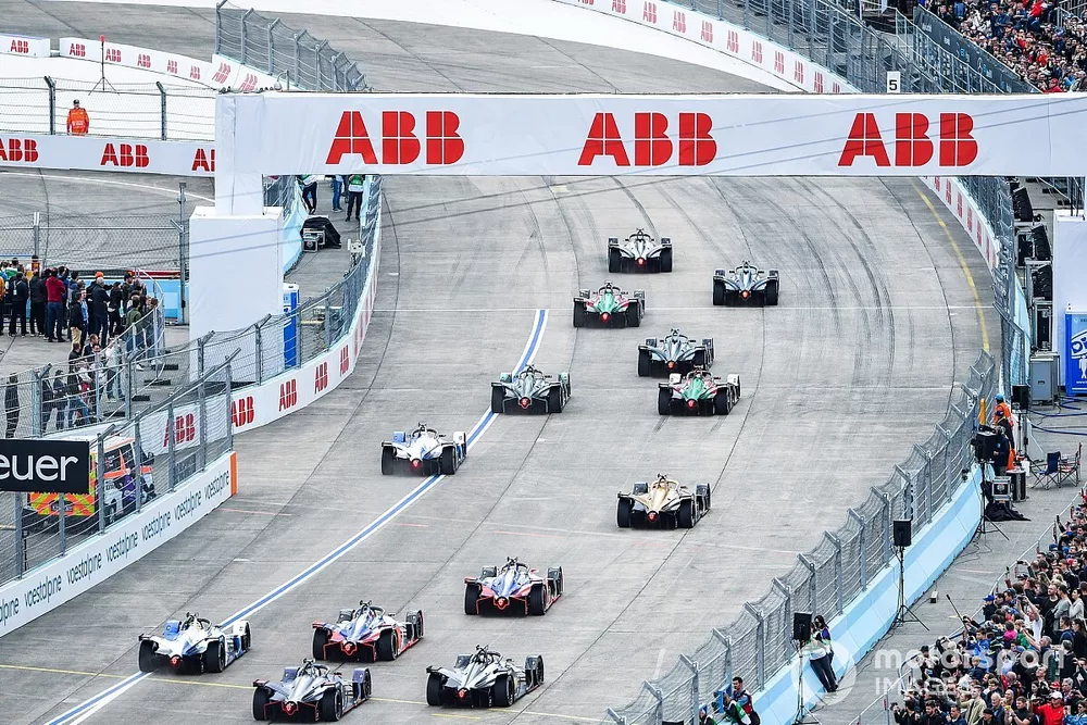  S&eacute;bastien Buemi, Nissan e.Dams, Nissan IMO1, leading Stoffel Vandoorne, HWA Racelab, VFE-05, Lucas Di Grassi, Audi Sport ABT Schaeffler, Audi e-tron FE05, Gary Paffett, HWA Racelab, VFE-05, Daniel Abt, Audi Sport ABT Schaeffler, Audi e-tron FE05, Alex Lynn, Panasonic Jaguar Racing, Jaguar I-Type 3, Antonio Felix da Costa, BMW I Andretti Motorsports, BMW iFE.18, Jean-Eric Vergne, DS TECHEETAH, DS E-Tense FE19, Pascal Wehrlein, Mahindra Racing, M5 Electro, J&eacute;r&ocirc;me d'Ambrosio, Mahindra Racing, M5 Electro, Alexander Sims, BMW I Andretti Motorsports, BMW iFE.18, Oliver Rowland, Nissan e.Dams, Nissan IMO1, Sam Bird, Envision Virgin Racing, Audi e-tron FE05 