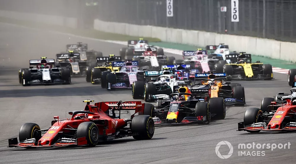 Charles Leclerc, Ferrari SF90, voor Sebastian Vettel, Ferrari SF90, Lewis Hamilton, Mercedes AMG F1 W10, Max Verstappen, Red Bull Racing RB15, Carlos Sainz Jr., McLaren MCL34, en de rest van het veld