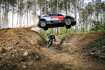 Vídeo: el sorprendente duelo de una mountain bike contra el WRC de Sordo