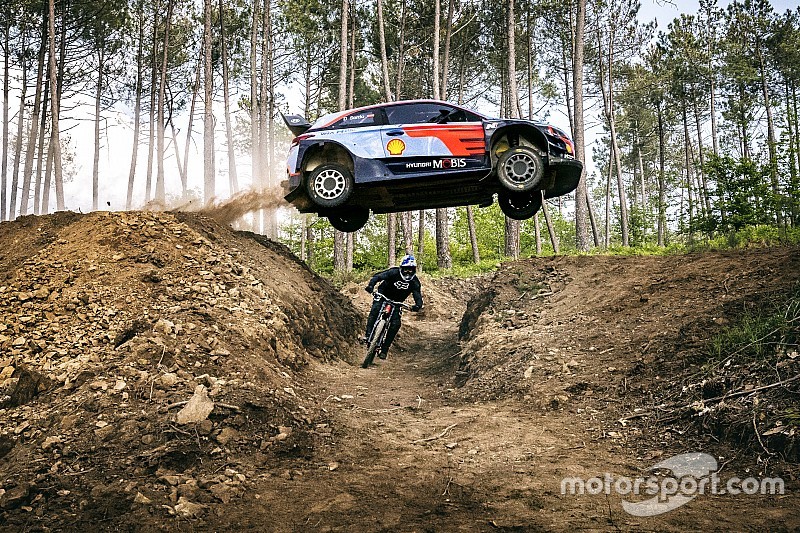 VIDEO: el reto entre una mountain bike y un WRC