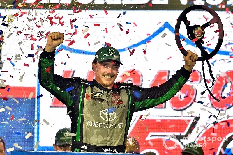 Race winner Brett Moffitt, Hattori Racing Enterprises, Toyota Tundra KOBE