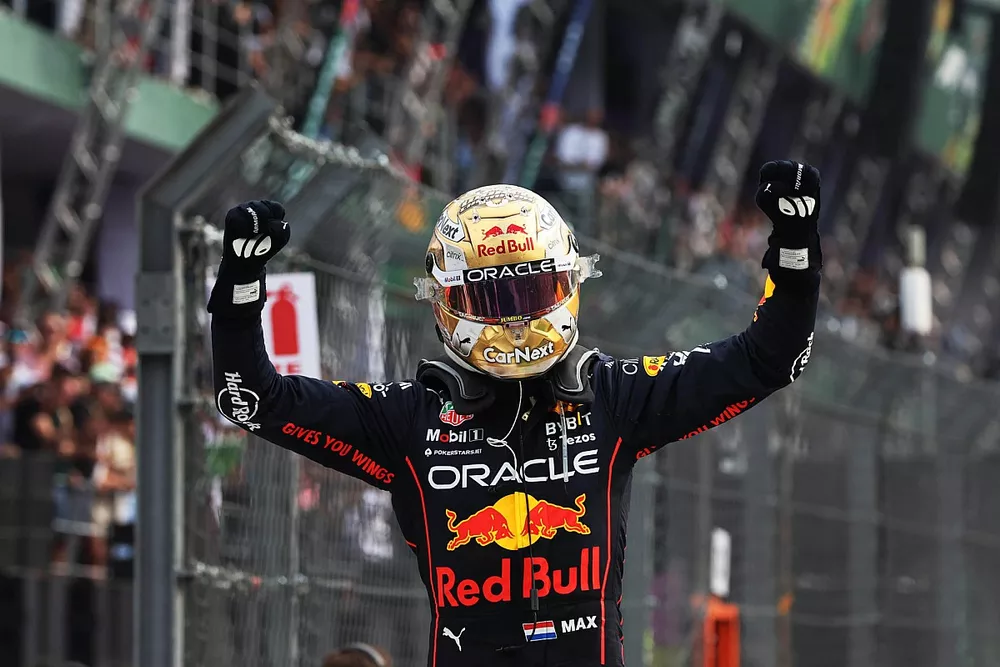 Max Verstappen, Red Bull Racing, 1&ordf; posici&oacute;n, celebra en el parque cerrado