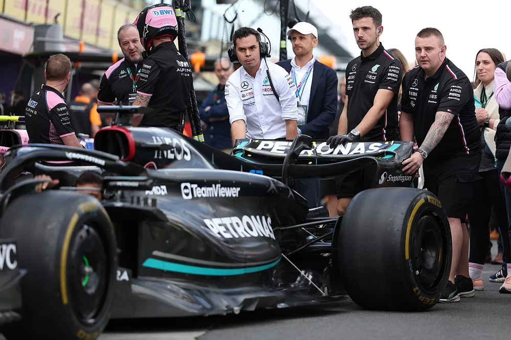 Equipo de boxes del Mercedes F1 W14