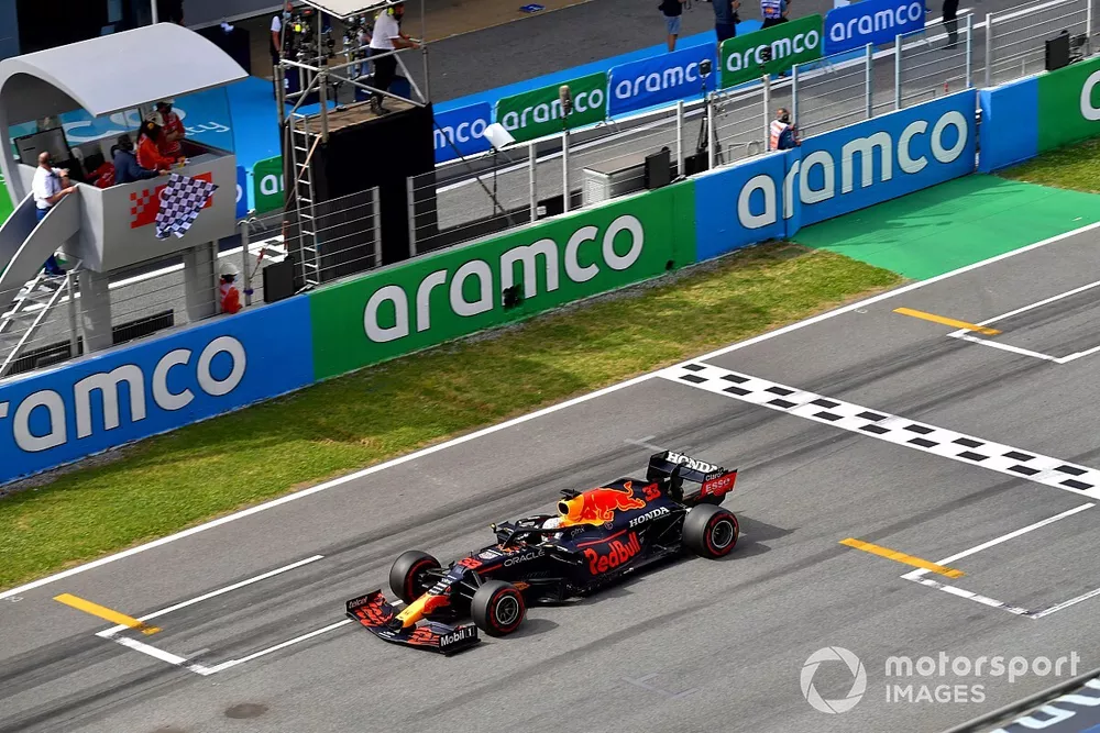 Max Verstappen, Red Bull Racing RB16B, segunda posici&oacute;n, cruza la bandera a cuadros