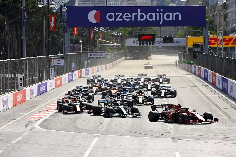 Charles Leclerc, Ferrari SF21, Lewis Hamilton, Mercedes W12, Max Verstappen, Red Bull Racing RB16B et le reste du peloton au d&eacute;part