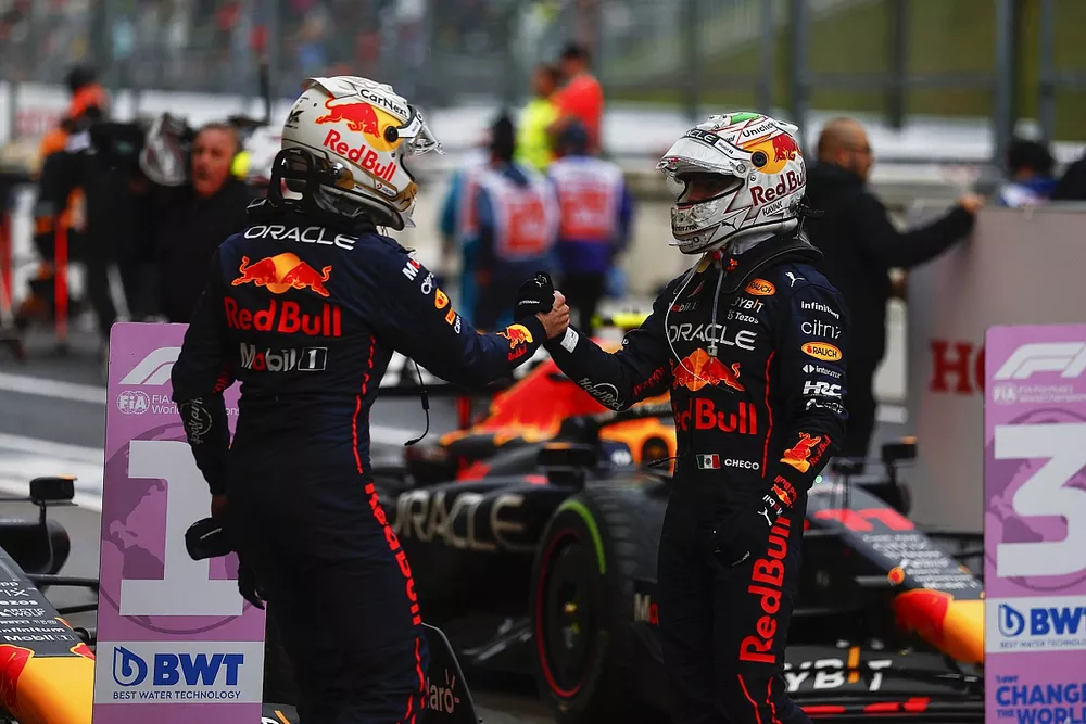 Max Verstappen, Red Bull Racing, f&ecirc;te sa victoire et son titre avec le deuxi&egrave;me Sergio Perez, Red Bull Racing, dans le parc ferm&eacute;
