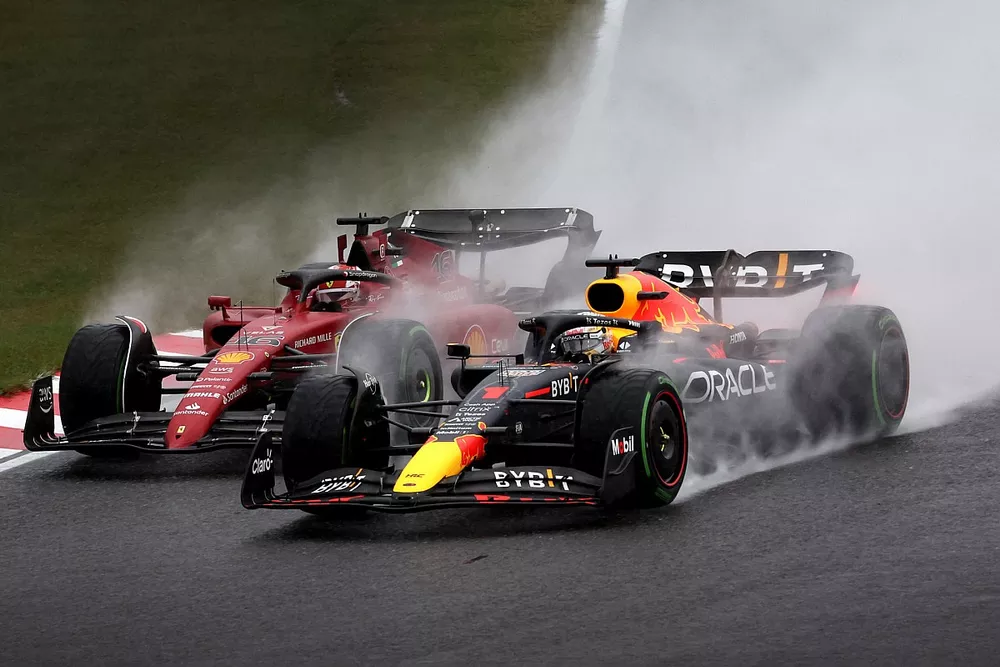 Max Verstappen, Red Bull Racing RB18, lotta con Charles Leclerc, Ferrari F1-75, per la leadership alla partenza