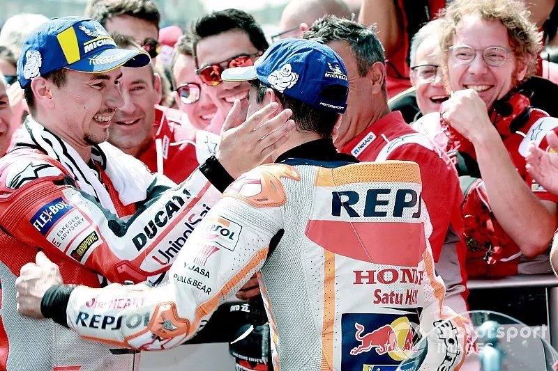 Ganador de la carrera Jorge Lorenzo, Ducati Team, 2&ordm; Marc Marquez, Repsol Honda Team