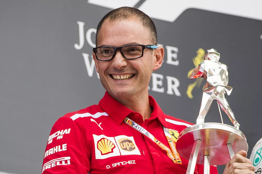 David Sanchez re&ccedil;oit le troph&eacute;e des constructeurs pour Ferrari