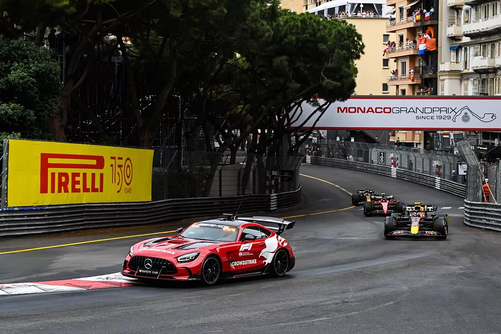 El Safety Car Sergio P&eacute;rez, Red Bull Racing RB18, Carlos Sainz, Ferrari F1-75, Max Verstappen, Red Bull Racing RB18