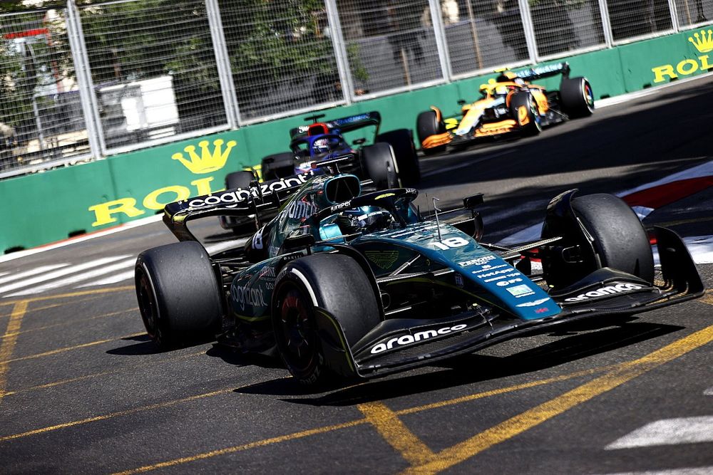 Lance Stroll, Aston Martin AMR22, Alex Albon, Williams FW44