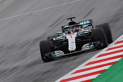 Hamiltonnak bejött a frissített Mercedes, „gyakoribb kozmetikát” szeretne