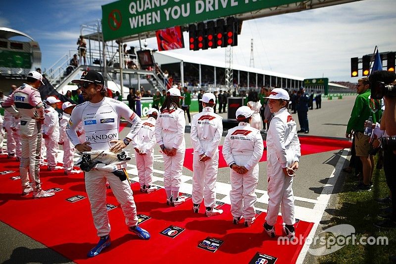 Esteban Ocon, Force India, y Fernando Alonso, McLaren, saludan a los ni&ntilde;os de la parrilla