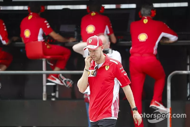 Sebastian Vettel, Ferrari, habla con Maurizio Arrivabene, Team Principal, Ferrari, y Jock Clear, Engineering Director, Ferrari tras su accidente