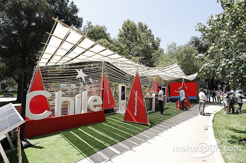 Ceremonia de inauguraci&oacute;n del stand de E-Village de Ciudad de Chile