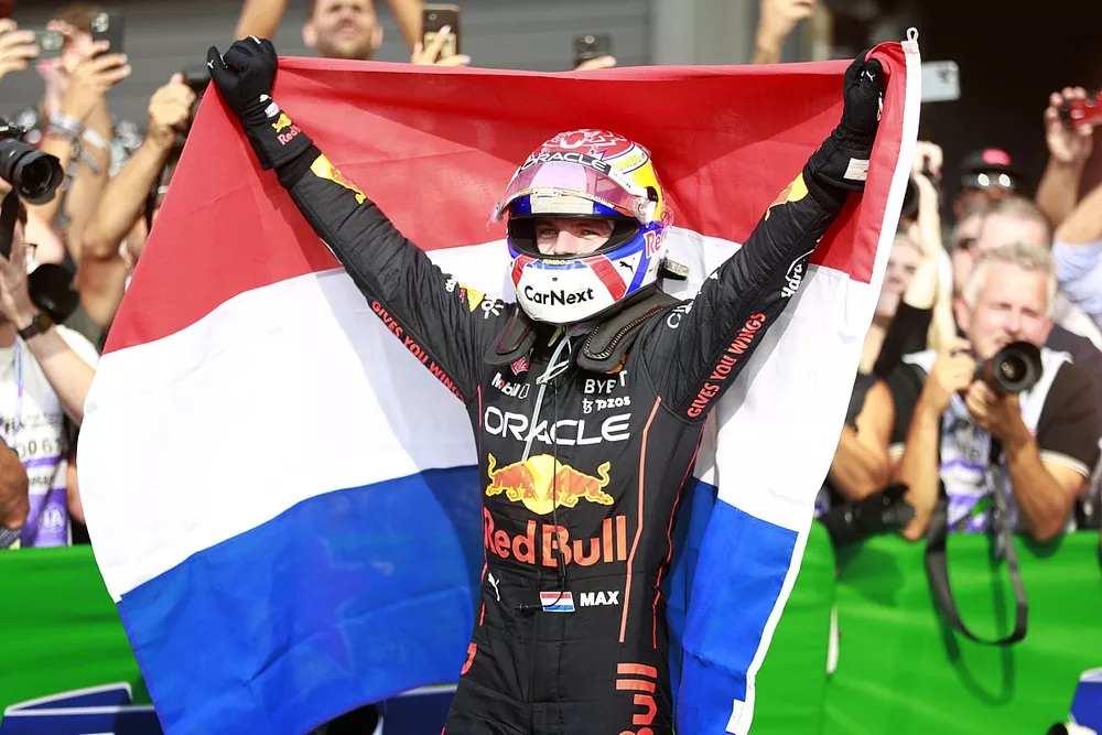 Max Verstappen, Red Bull Racing, 1e positie, viert met Nederlandse vlag in Parc Ferme