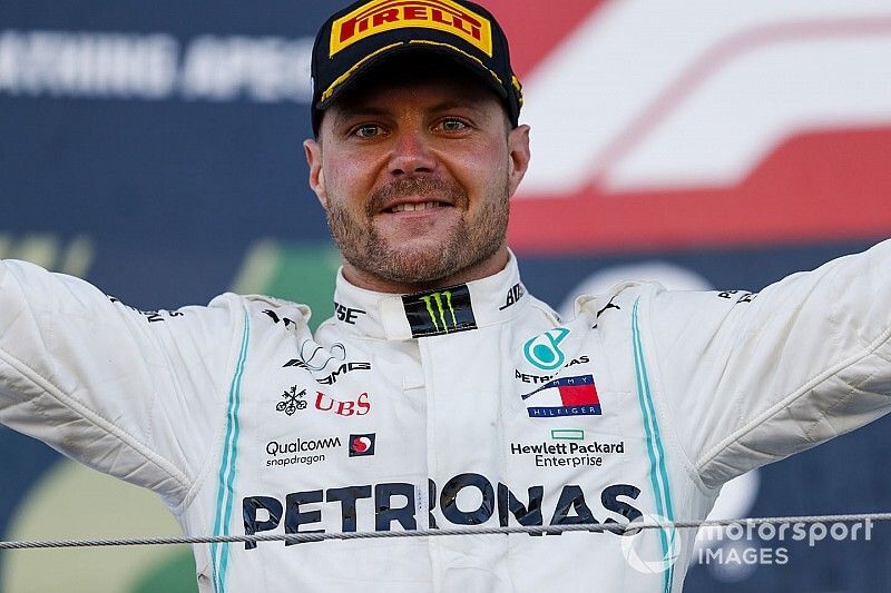 Podio: ganador de la carrera Valtteri Bottas, Mercedes AMG F1 celebra 