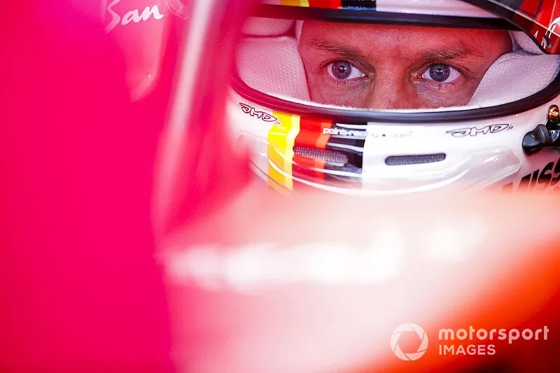 Sebastien Vettel, Ferrari SF1000 in de garage