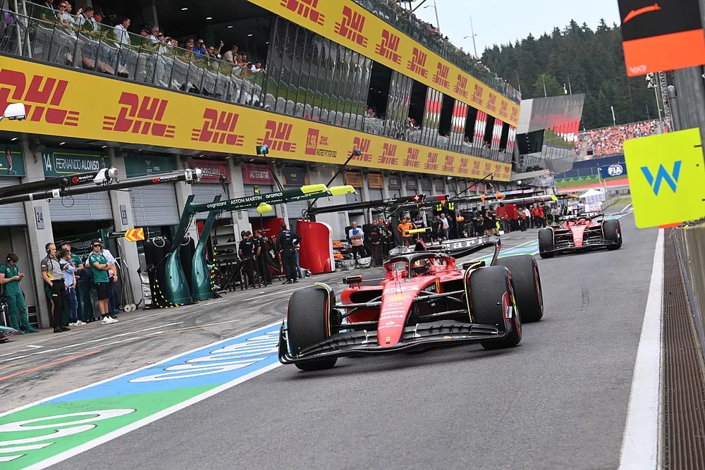 Carlos Sainz, Ferrari SF-23, Charles Leclerc, Ferrari SF-23, ai box