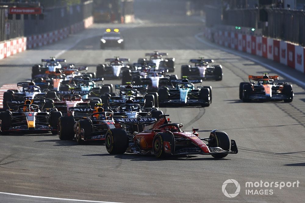 Charles Leclerc, Ferrari SF-23, Sergio Pérez, Red Bull Racing RB19, George Russell, Mercedes F1 W14, Max Verstappen, Red Bull Racing RB19, el resto de la parrilla al inicio del Sprint.