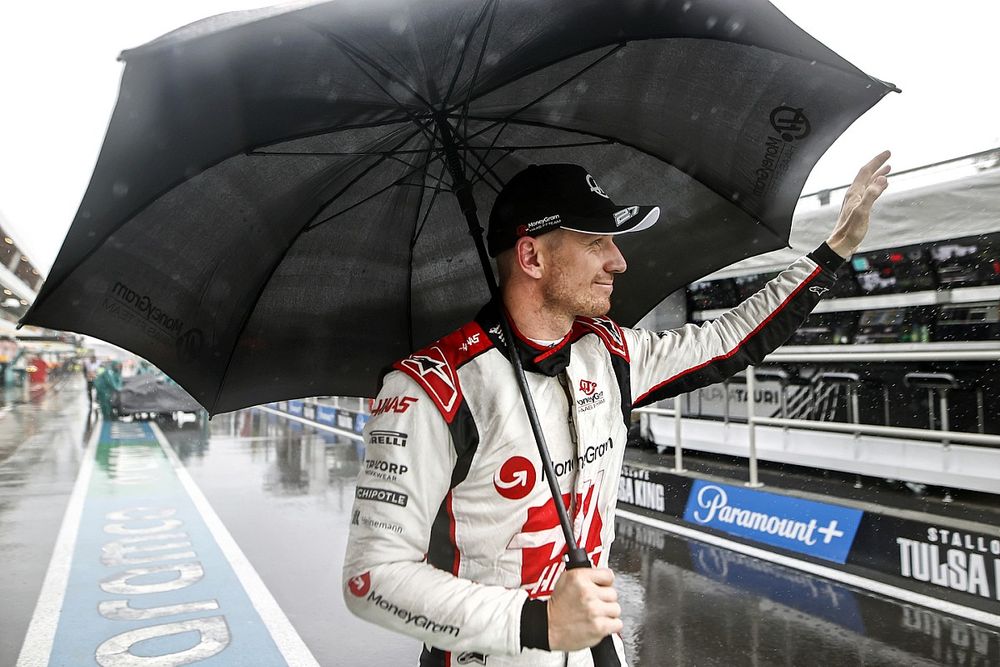 Nico Hulkenberg, Haas F1 Team, waves to fans after Qualifying