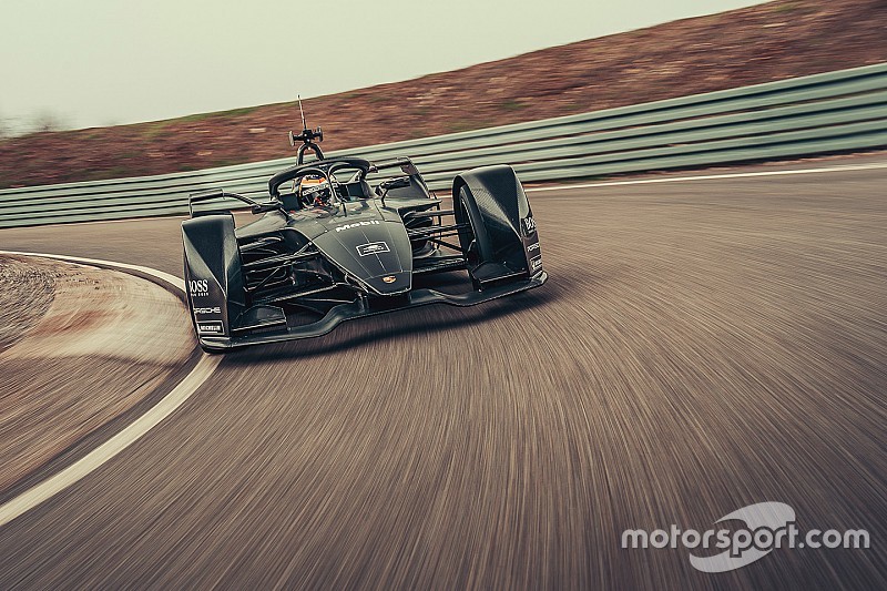 A Porsche megtette az első métereit a Formula E autójával: itt a gép