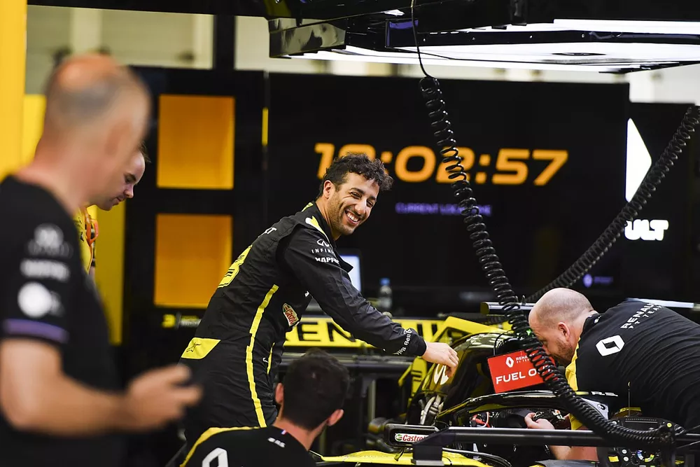 Daniel Ricciardo, Renault F1 Team, dans son garage avec ses m&eacute;caniciens