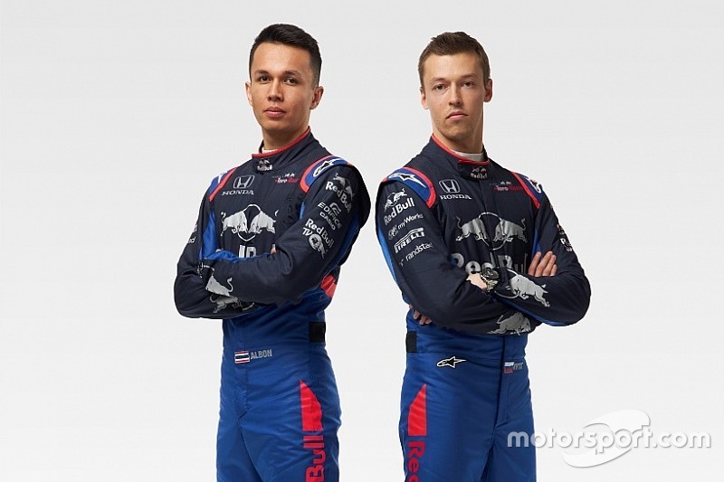 Toro Rosso presenta la STR14 lunedì 11 alle 14:30. Intanto svela le tute di Kvyat e Albon