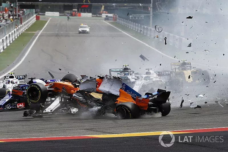 Fernando Alonso, McLaren MCL33, vuela sobre Charles Leclerc, Sauber C37, despues del contacto de Nico Hulkenberg, Renault Sport F1 Team R.S. 18, en la salida