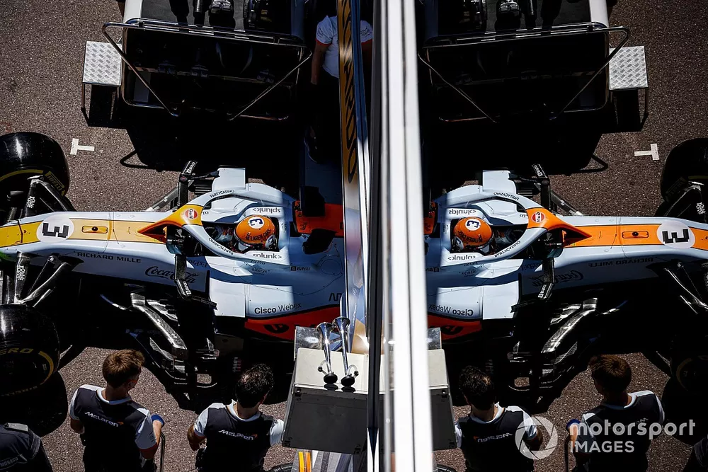 Daniel Ricciardo, McLaren MCL35M, lascia il garage