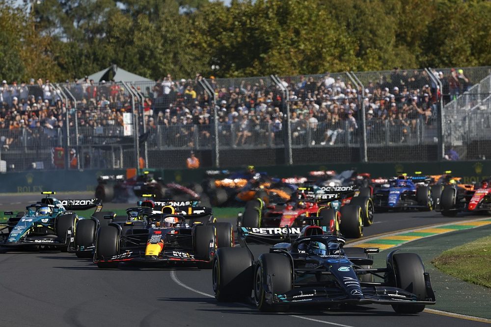 George Russell, Mercedes F1 W14, Max Verstappen, Red Bull Racing RB19, Lewis Hamilton, Mercedes F1 W14, Fernando Alonso, Aston Martin AMR23, the rest of the field at the start