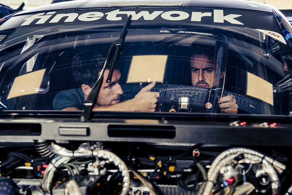 Fernando Alonso test de Aston Martin Vantage AMR DTM-auto uit 2019.
